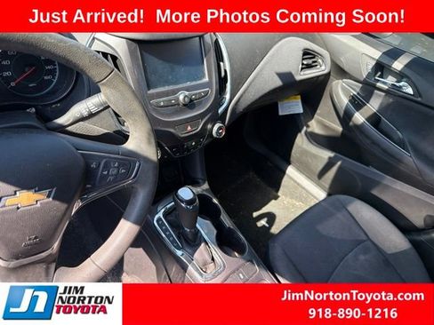 Used 2017 Chevrolet Cruze LT w/ Convenience Package FWD image 11