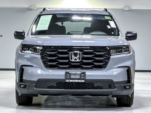 Used 2025 Honda Pilot Sport image 6