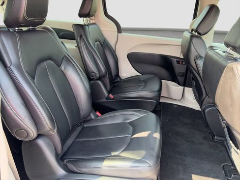 Used 2023 Chrysler Pacifica Touring-L FWD image 18