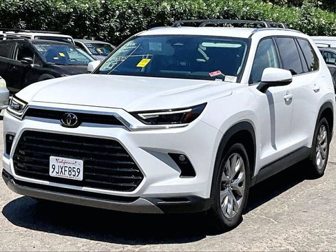 Used 2024 Toyota Grand Highlander AWD image 3