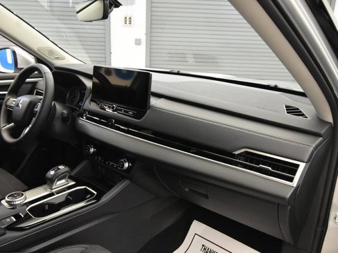 Used 2025 Mitsubishi Outlander SE image 16