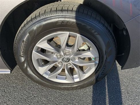 Used 2021 Toyota Sienna XLE image 36