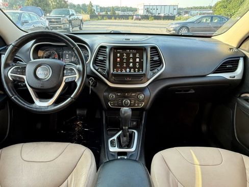 Used 2017 Jeep Cherokee Latitude w/ Comfort & Sound Group FWD image 3