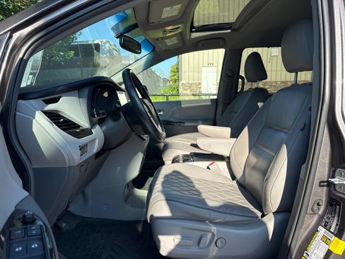 Used 2015 Toyota Sienna XLE w/ XLE Navigation Package FWD image 12