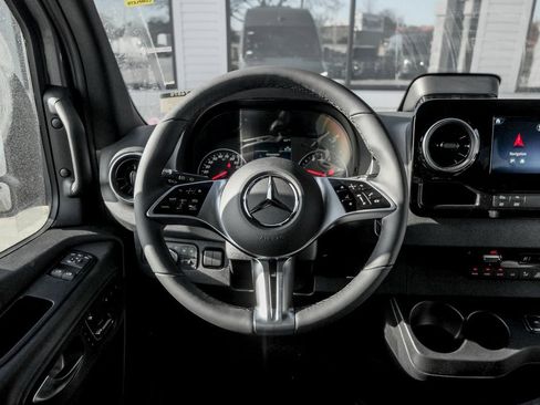 Used 2025 Mercedes-Benz Sprinter 2500 image 18