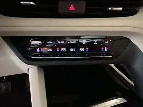 Used 2023 Buick Envision Avenir AWD/4WD image 22