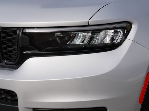 Used 2023 Jeep Grand Cherokee L Laredo image 16