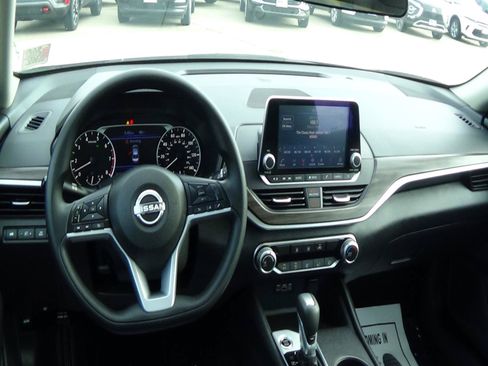 Used 2025 Nissan Altima 2.5 SV FWD image 12