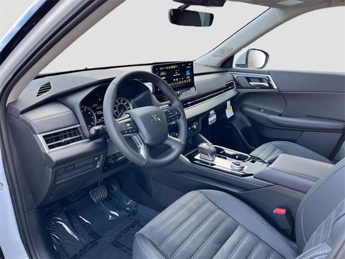 New 2025 Mitsubishi Outlander SE image 9