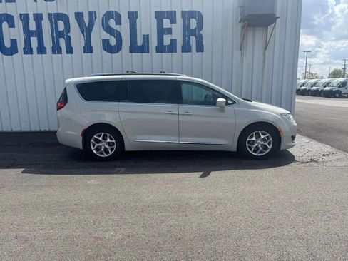 Used 2017 Chrysler Pacifica Touring-L Plus w/ Advanced Safetytec Group image 9