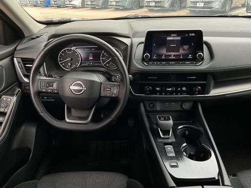 Used 2025 Nissan Rogue SV FWD image 10