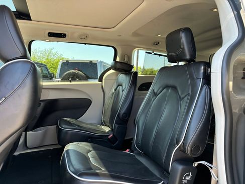 Used 2023 Chrysler Pacifica Limited FWD image 5