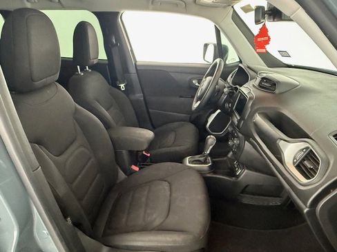 Used 2018 Jeep Renegade Latitude w/ Popular Equipment Group image 17