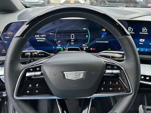 Used 2025 Cadillac Optiq Luxury 2 w/ LPO, ONYX Package image 28