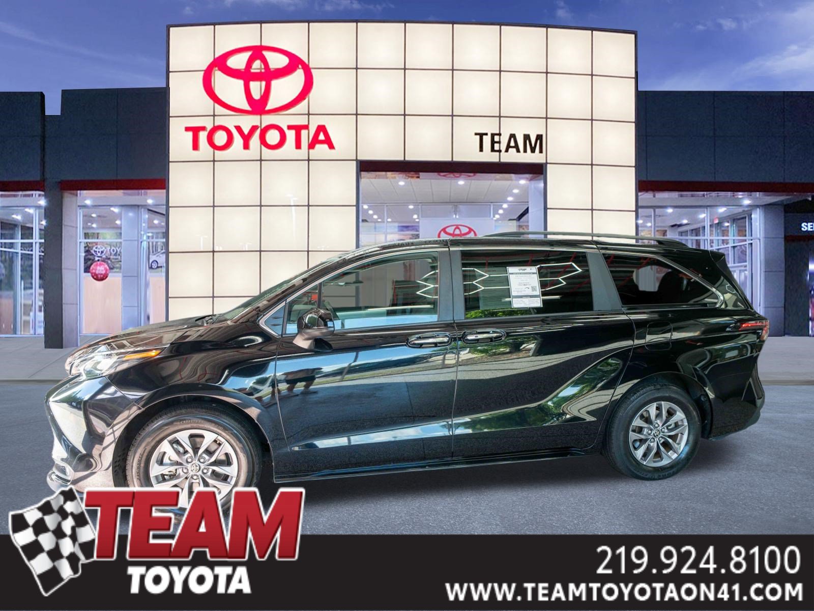 Used 2025 Toyota Sienna XLE FWD image 1