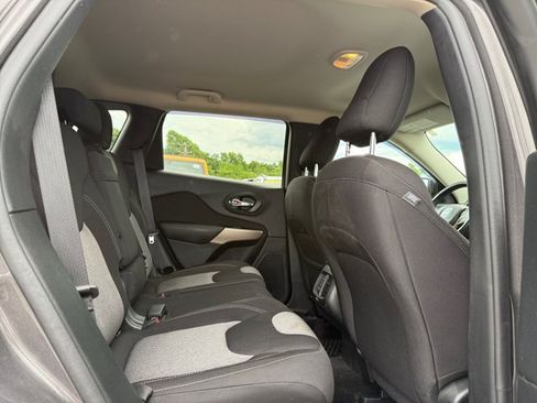 Used 2018 Jeep Cherokee Latitude w/ Altitude Package AWD/4WD image 17