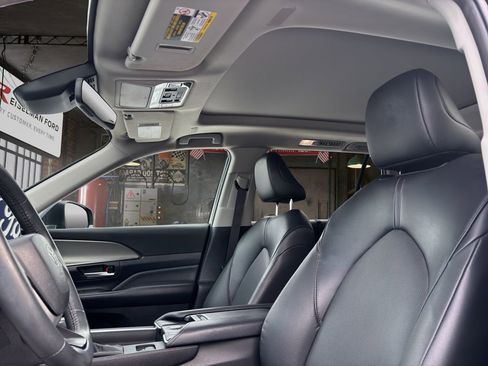 Used 2022 Toyota Sienna XLE Woodland Edition AWD/4WD image 16