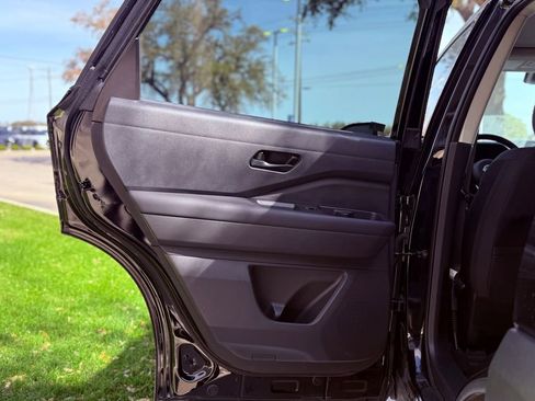 Used 2025 Nissan Pathfinder SV image 26