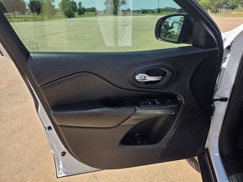 Used 2014 Jeep Cherokee Trailhawk w/ Comfort/Convenience Group AWD/4WD image 13