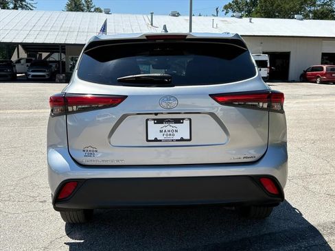 Used 2021 Toyota Highlander XLE AWD/4WD image 6