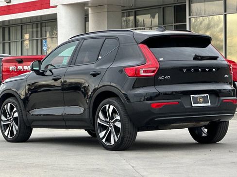 Used 2025 Volvo XC40 B5 Plus image 4