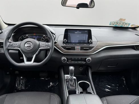 Used 2024 Nissan Altima 2.5 SV FWD image 16