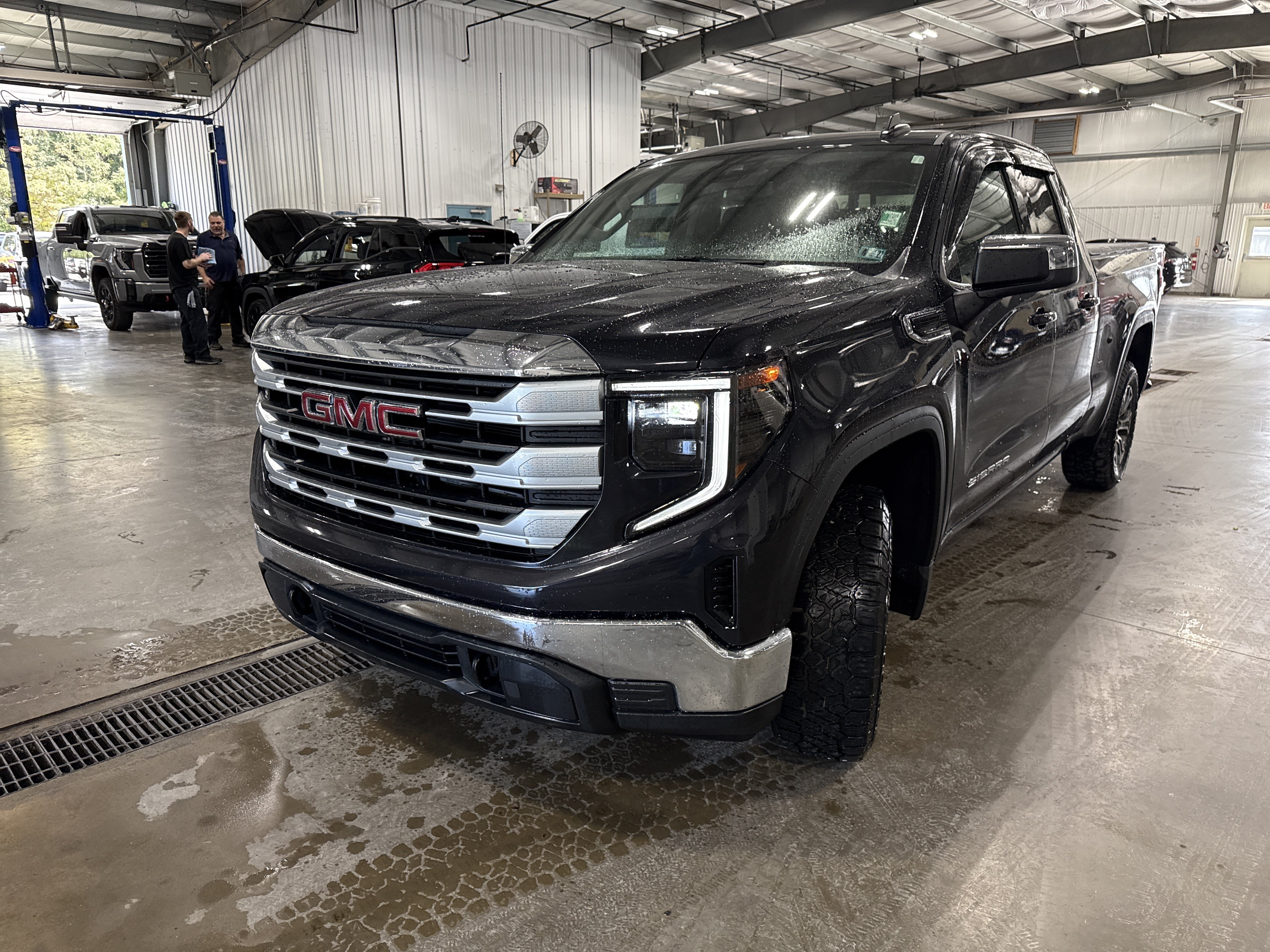 Used 2024 GMC Sierra 1500 SLE w/ Preferred Package AWD/4WD image 6
