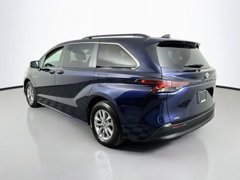 Used 2024 Toyota Sienna LE AWD/4WD image 5