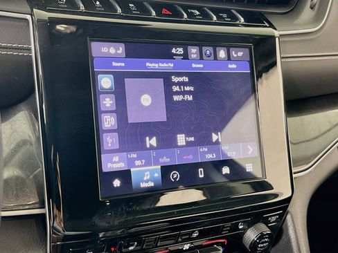 Used 2023 Jeep Grand Cherokee Laredo w/ Luxury Tech Group I image 14