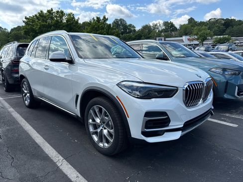 Used 2023 BMW X5 xDrive40i w/ Premium Package AWD/4WD image 2