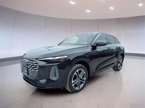 Used 2025 Audi Q5 Premium w/ Convenience Package image 3