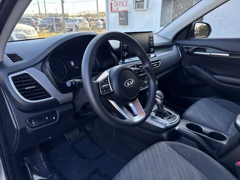 Used 2021 Kia Seltos LX image 2