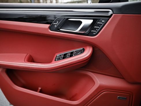 Used 2024 Porsche Macan image 16