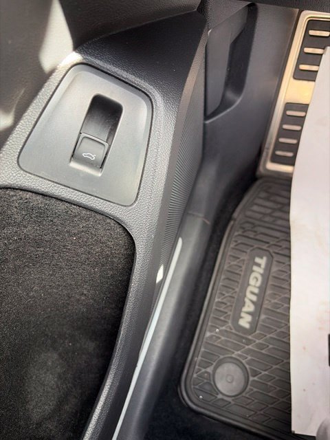 Used 2022 Volkswagen Tiguan SE R-Line AWD/4WD image 35