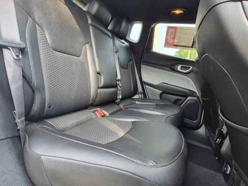 Used 2025 Jeep Compass Latitude AWD/4WD image 18