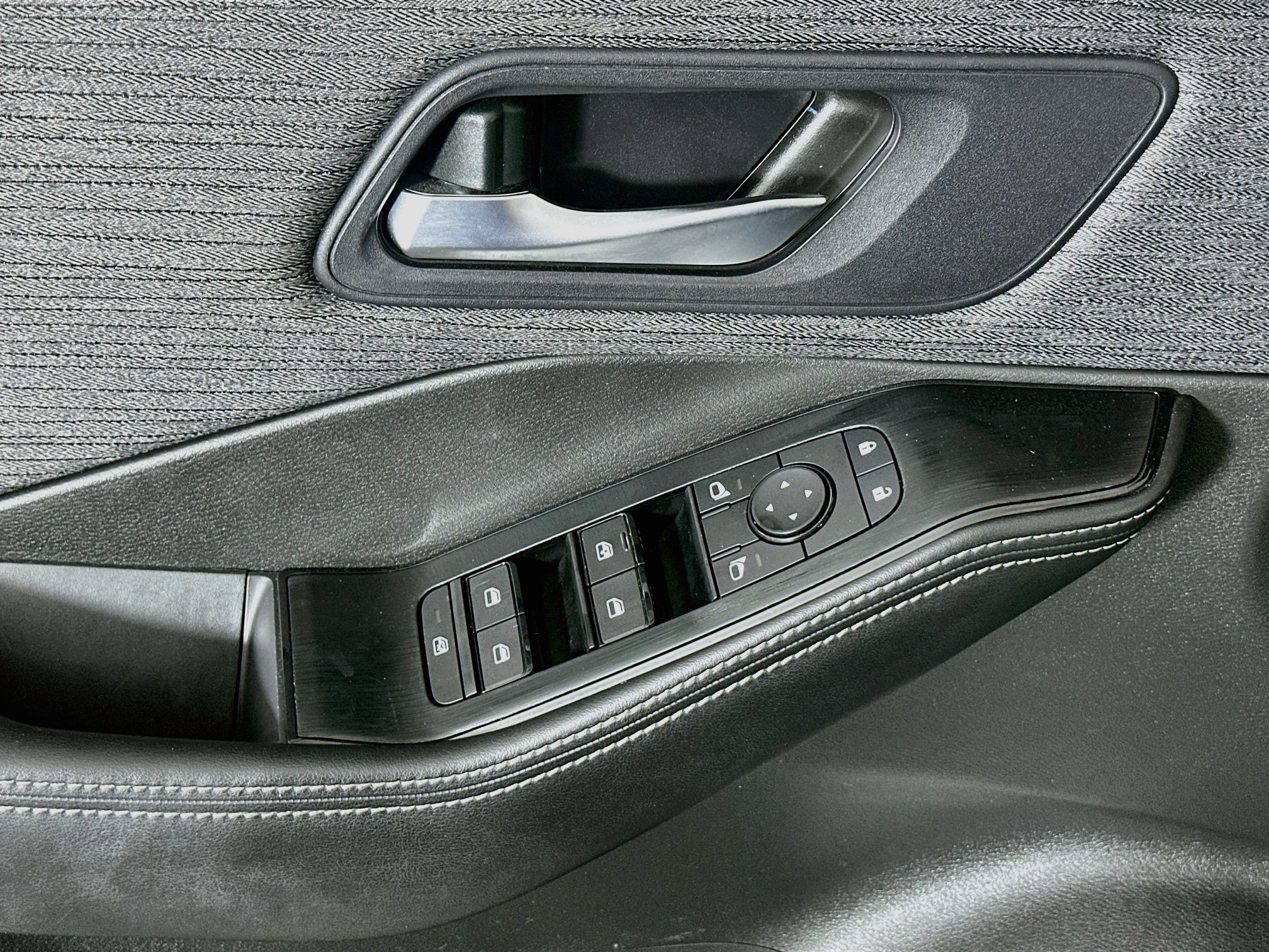 Used 2023 Nissan Rogue SV FWD image 15