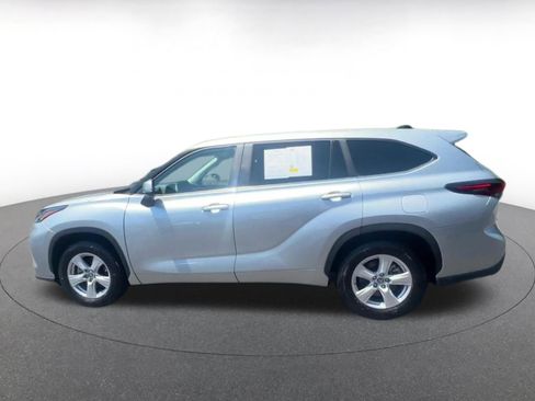 Used 2025 Toyota Highlander LE FWD image 9