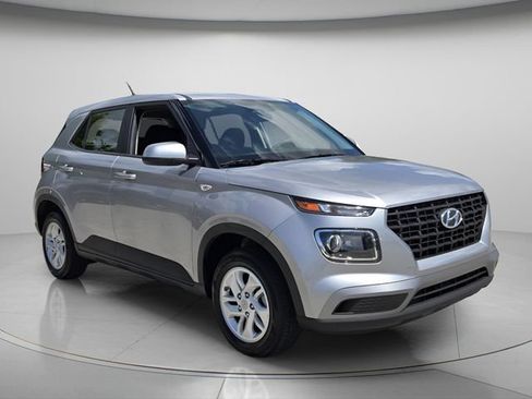 Used 2025 Hyundai Venue SE FWD image 9