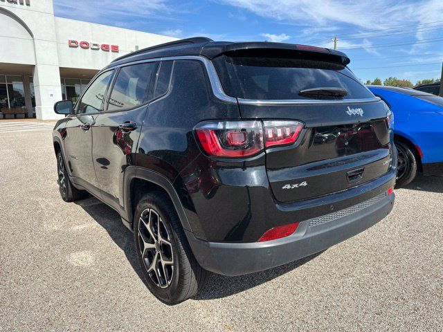 Used 2025 Jeep Compass Limited AWD/4WD image 4