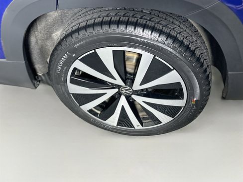 Used 2024 Volkswagen Taos SE image 11