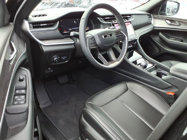 Used 2025 Jeep Grand Cherokee Limited w/ Black Appearance Package AWD/4WD image 14