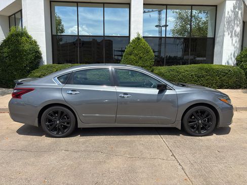 Used 2017 Nissan Altima 2.5 SR w/ Midnight Edition Package FWD image 9