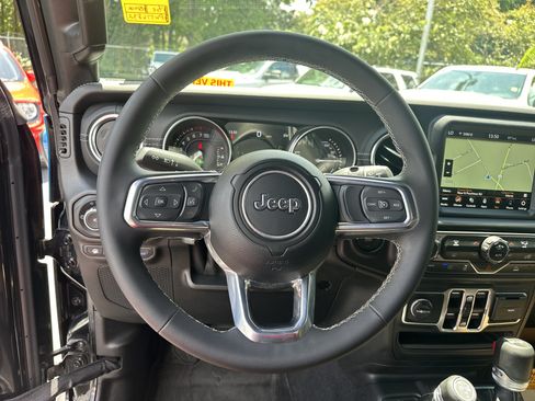 Used 2023 Jeep Wrangler Unlimited Sahara AWD/4WD image 27