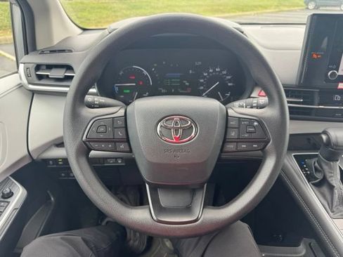 Used 2025 Toyota Sienna LE AWD/4WD image 19