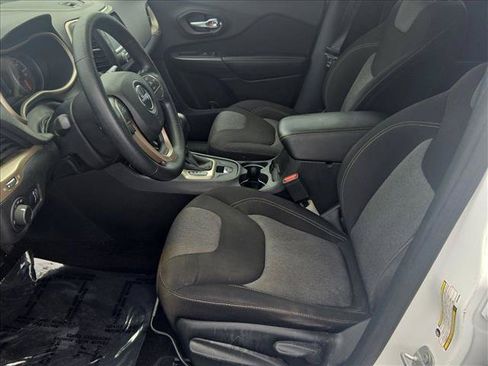 Used 2017 Jeep Cherokee Sport FWD image 14