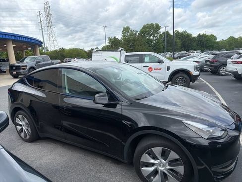 Used 2024 Tesla Model Y Long Range AWD/4WD image 2