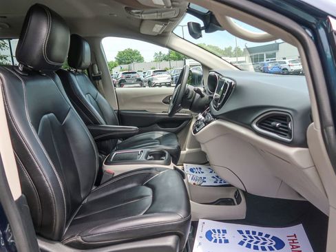 Used 2023 Chrysler Pacifica Touring-L FWD image 24