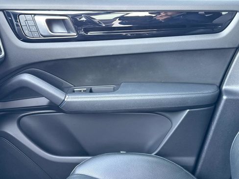 Used 2023 Porsche Cayenne Coupe image 21