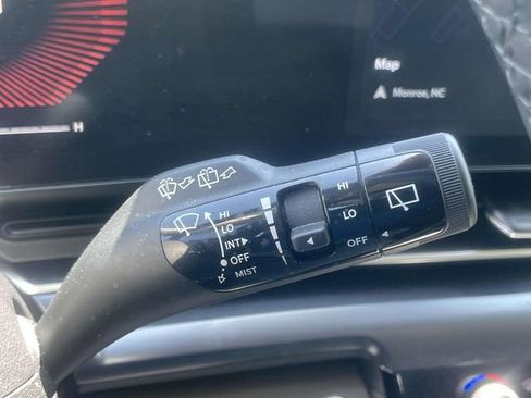 Used 2025 Kia Carnival FWD image 33