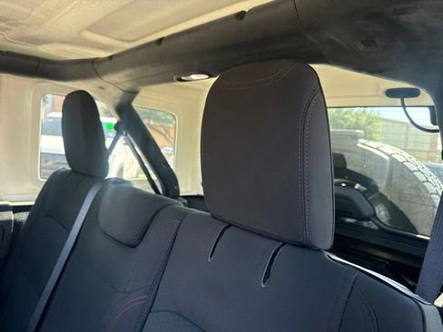 Used 2018 Jeep Wrangler Unlimited Rubicon w/ LED Lighting Group AWD/4WD image 9